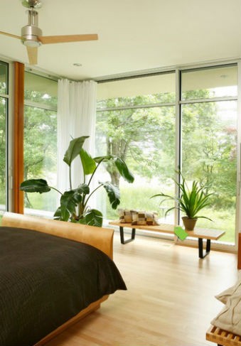 Kwiaty w sypialni, fot.: Ashley Brahaney Architecture+Construction