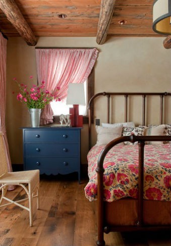 Polne kwiaty w sypialni, fot.: Pearson Design Group