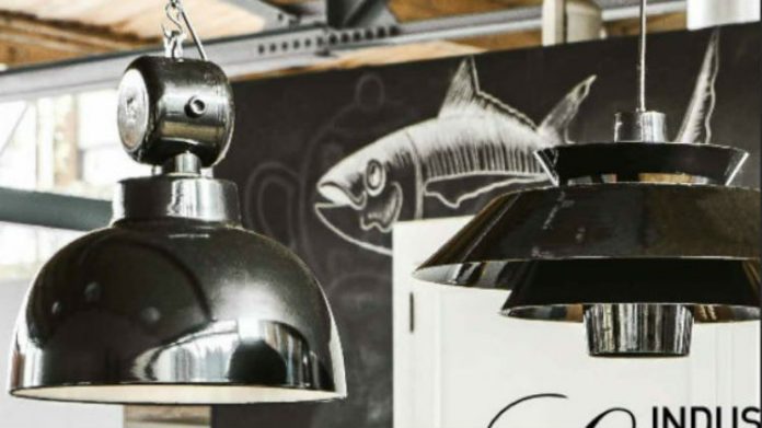 Lampy w industrialnym stylu wnętrzarskim hitem