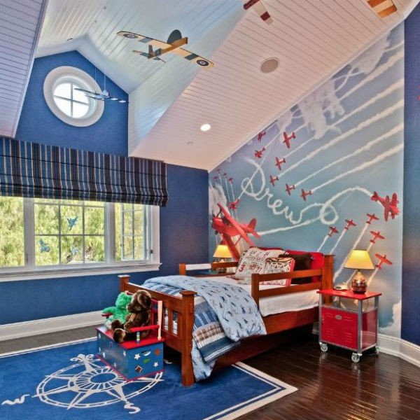 Niebieska ściana w pokoju dziecka