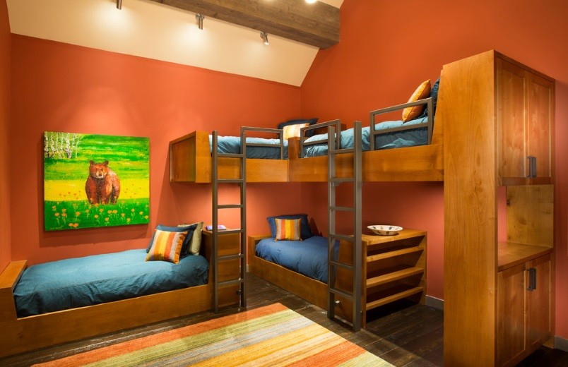 Intesnywny odcień koloru pomarańczowego w dziecięcym pokoju, fot.: Crestwood Construction 