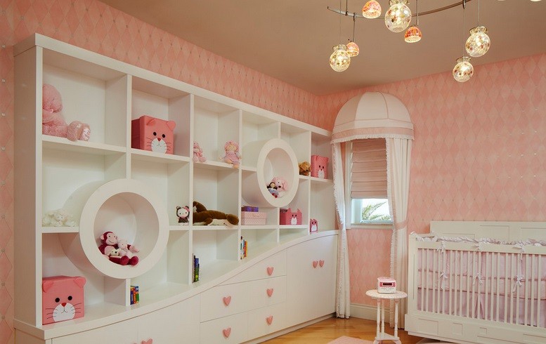 Tapeta w różowe romby w pokoju małej dziewczynki, fot.: Arnold Schulman Design Group