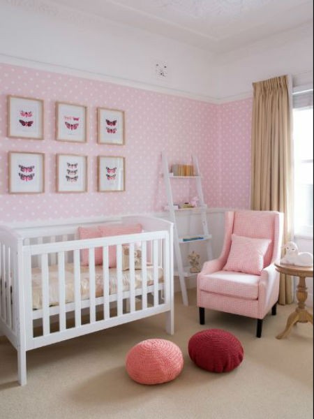 Różowa tapeta w białe groszki, fot.: Horton&Designers