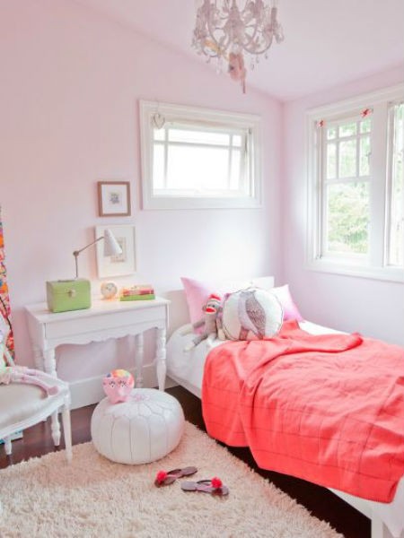 Różowe ściany i różowe dodatki w pokoju dziewczęcym, fot.: Riesco Lapers Interior Design 