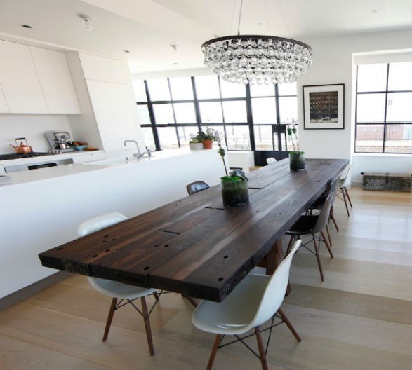 Drewniany stół i plasikowe krzesła w jadalni, fot.: Control4