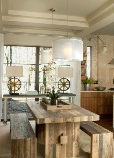 Zamiast krzeseł przy stole w jadalni ustawiono ławki wykonane z tego samego drewna co stół, fot.: Kemp Hall Studio