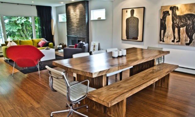 Krzesła i ława ustawione przy stole w jadalni, fot.: Mango Design