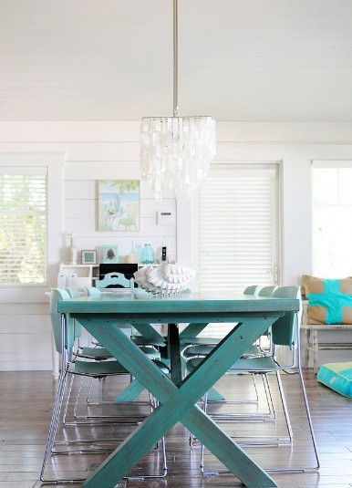 Turkusowy stół w jadalni, fot.: The Blue Moon Trandind Company