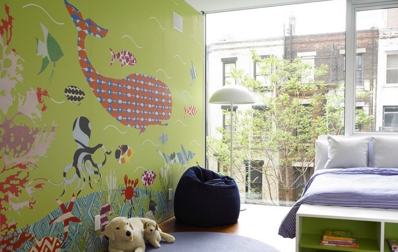 Zielona ściana ozdobiona postaciami zwierząt, fot.: Jarlath Mellett