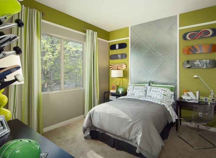 Oliwkowy odcień zieleni w pokoju młodego mężczyzny, fot.: Meritage Homes 