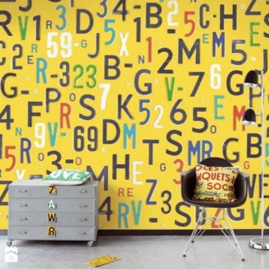 Żółta tapeta w cyfry i litery, fot.: walldecor.pl