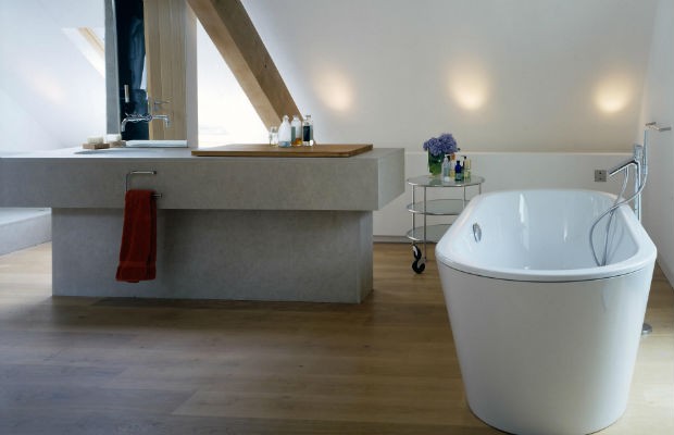 Białe ściany w łazience na poddaszu, źródło: McLean Quinlan