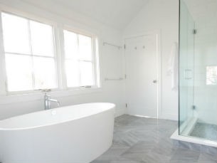 Białe ściany w łazience, fot.: the8020house.com