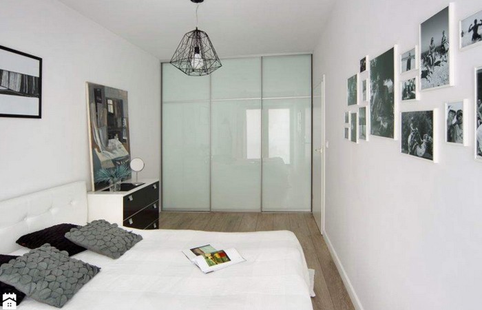 białe ściany w sypialni modne