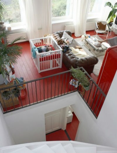 Podłoga pomalowana na czerwono