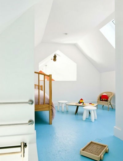 Pomalowana na niebiesko podłoga, fot.: Zeroenergy