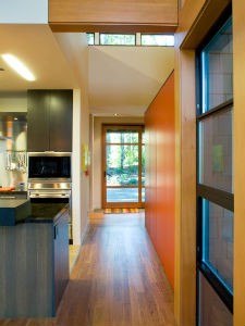 pomaranczowa sciana na korytarzu coop 15 architecture a