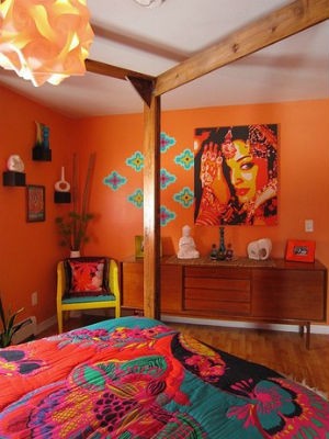 Pomarańczowa ściana w sypialni, źródło: itkupilli.inspirations.blogspot.com