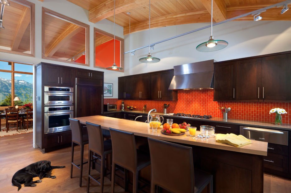 Pomarańczowa ściana w kuchni, źródło: Karl Naumann Photography