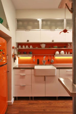 Pomarańczowa ściana w kuchni, źródło: Kingston Design Remodeling