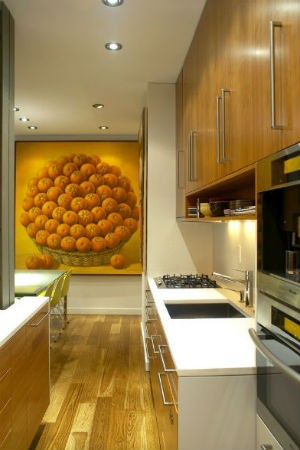 Pomarańczowa grafika na ścianie w kuchni, źródło: WL Interiors 