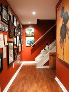 pomaranczowe sciana w korytarzu esther hershovich fotograf a