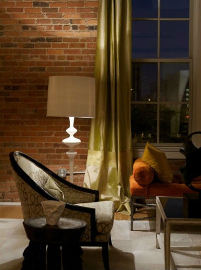 Cegła klinkierowa na ścianie w salonie, źródło: Heather Garret Design