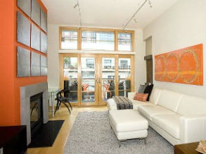 Pomarańczowa ściana jest tutaj tłem dla grafik, źródło: Pangaea Interior Design 