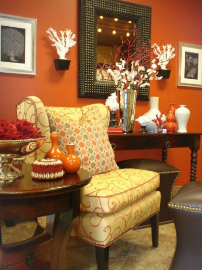 POmarańczowa ściana w salonie, źródło: Zuniga Interiors