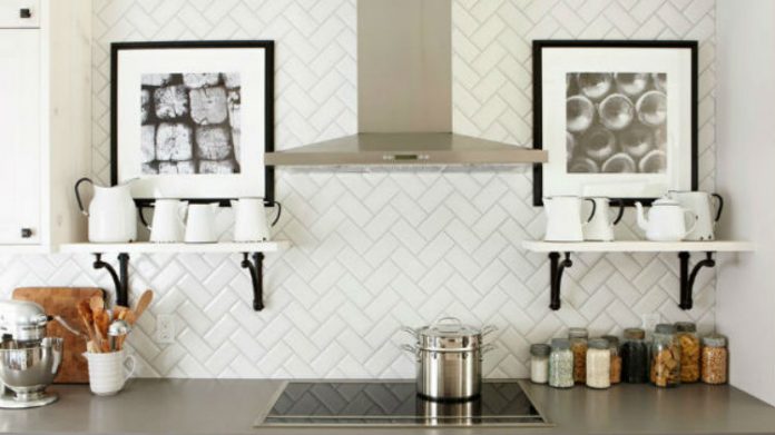 Kuchenna ściana w jodełkę