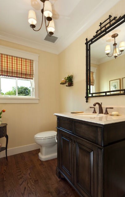 Beżowa ściana w łazience, fot.: Juile Williams Design