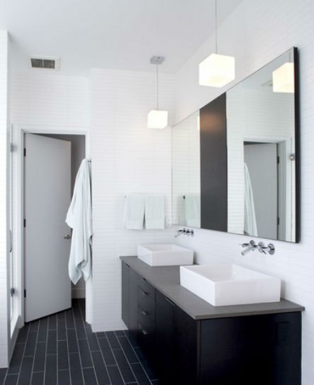 Biała ściana w łazience, fot.: coop15.com