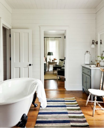 Biała, drewniana ściana w łazience, fot.: historicalconcepts.com