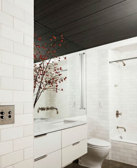 Biała, drewniana ściana w łazience, fot.: Jessica Helgerson Interior Design