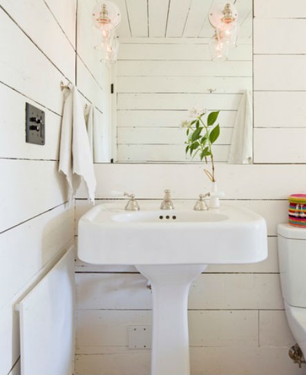 Biała, drewniana ściana w łazience, fot.: Jessica Helgerson Interior Design