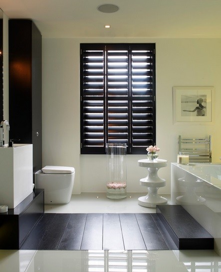 Biała ściana w łazience, fot.: Kelly Hoppen London