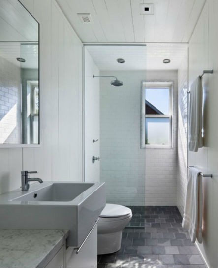 Biała ściana w łazience, fot.: ryarch.com