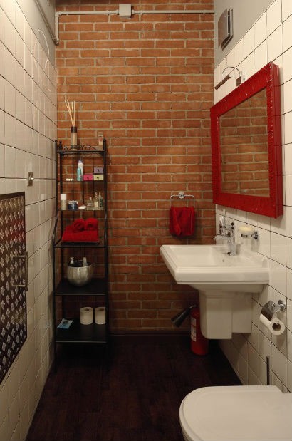 Czerwona cegła w łazience, fot.: Roman Leoanidov