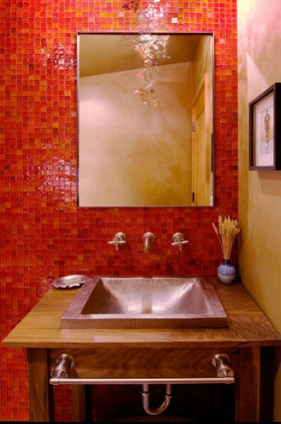 Czerwona mozaika na ścianie w łazience, fot.: Ward Young Architecture and lanning Truckee
