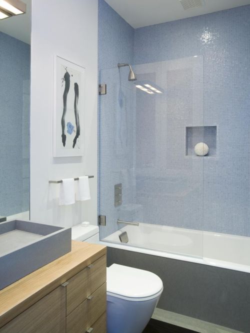 Niebieska ściana w łazience, fot.: Jennifer Weiss Architecture