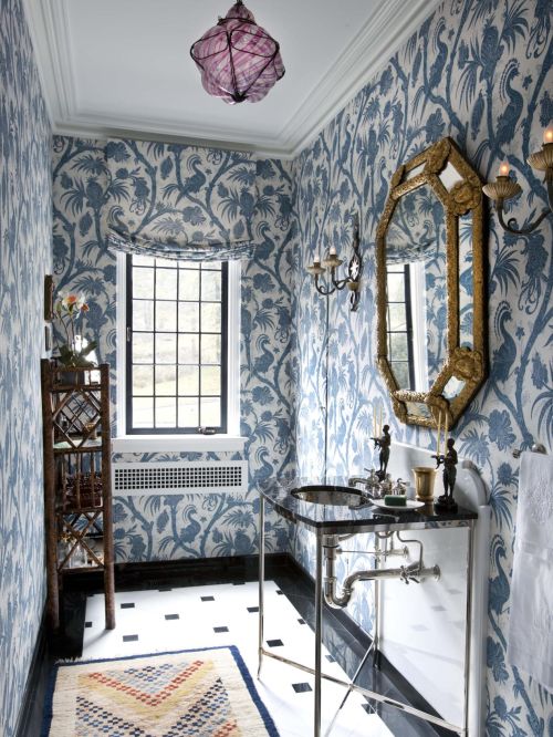 Tapeta w niebieskie wzory w łazience, fot.: Robert Courtier