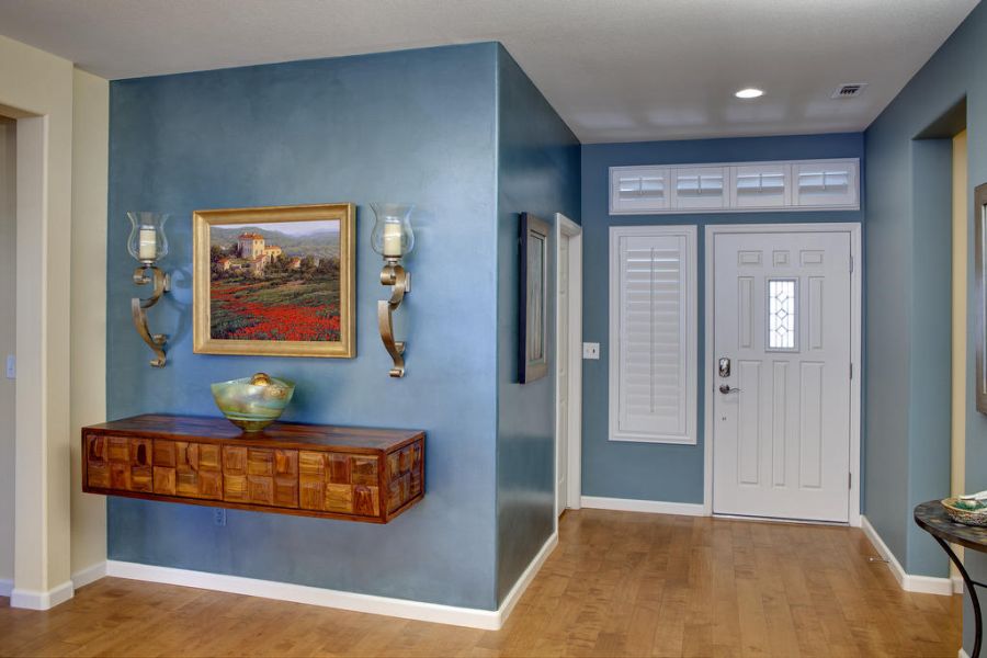 Niebieska ściana w łazience, fot.: roomresolutions.com