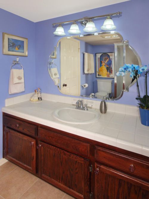 Niebieska ściana w łazience, fot.: The Color Whisperer