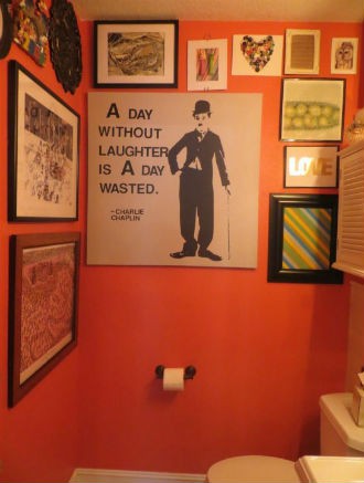 Pomarańczowa ściana w łazience, fot.: aquietandpeacefulplace.com