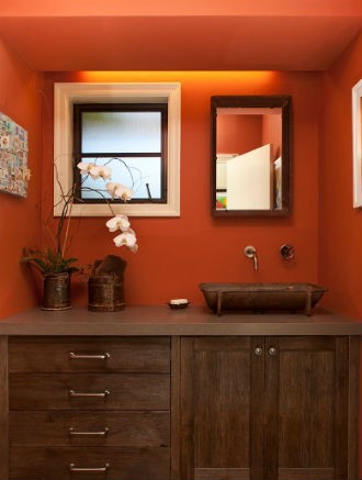 Pomarańczowa ściana w łazience, fot.:Artistic Designs for Living 