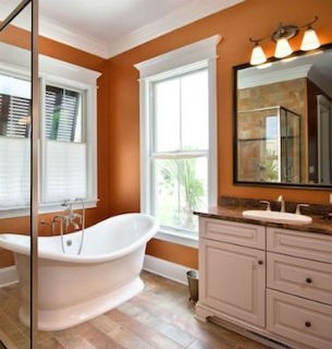 Pomarańczowa ściana w łazience, fot.: houseorhome.net