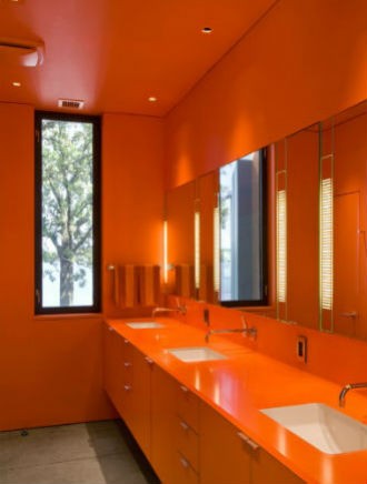 Pomarańczowa ściana w łazience, fot.: Min L`Day Architect
