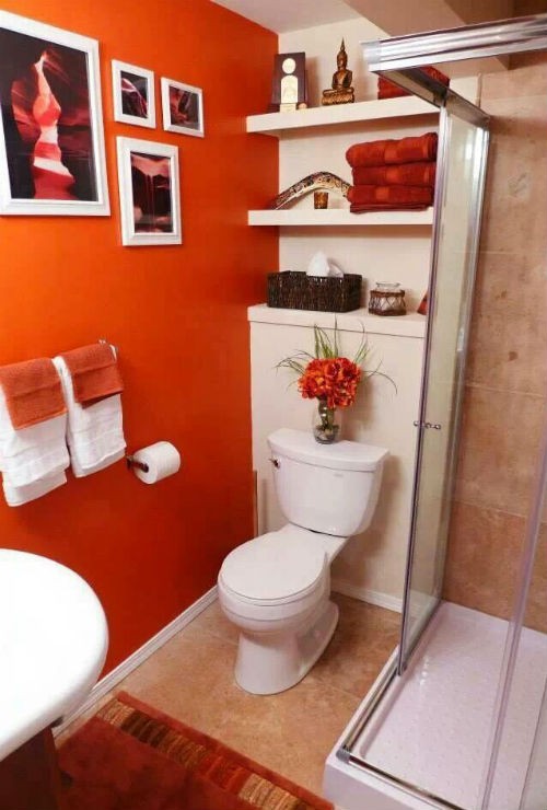 Pomarańczowa ściana w łazience, fot.: pinterest.com