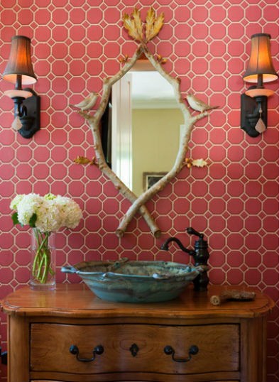 Różowa ściana w łazience, fot.: Ana Baskin Lattimore Design