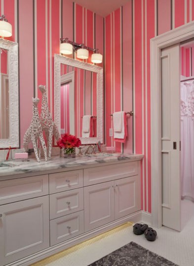 Tapeta w różowe pasy w łazience, fot.: Martha O`Hara Interiors
